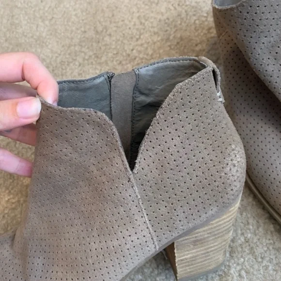 Dolce Vita tan dotted suede booties - Picture 3 of 5